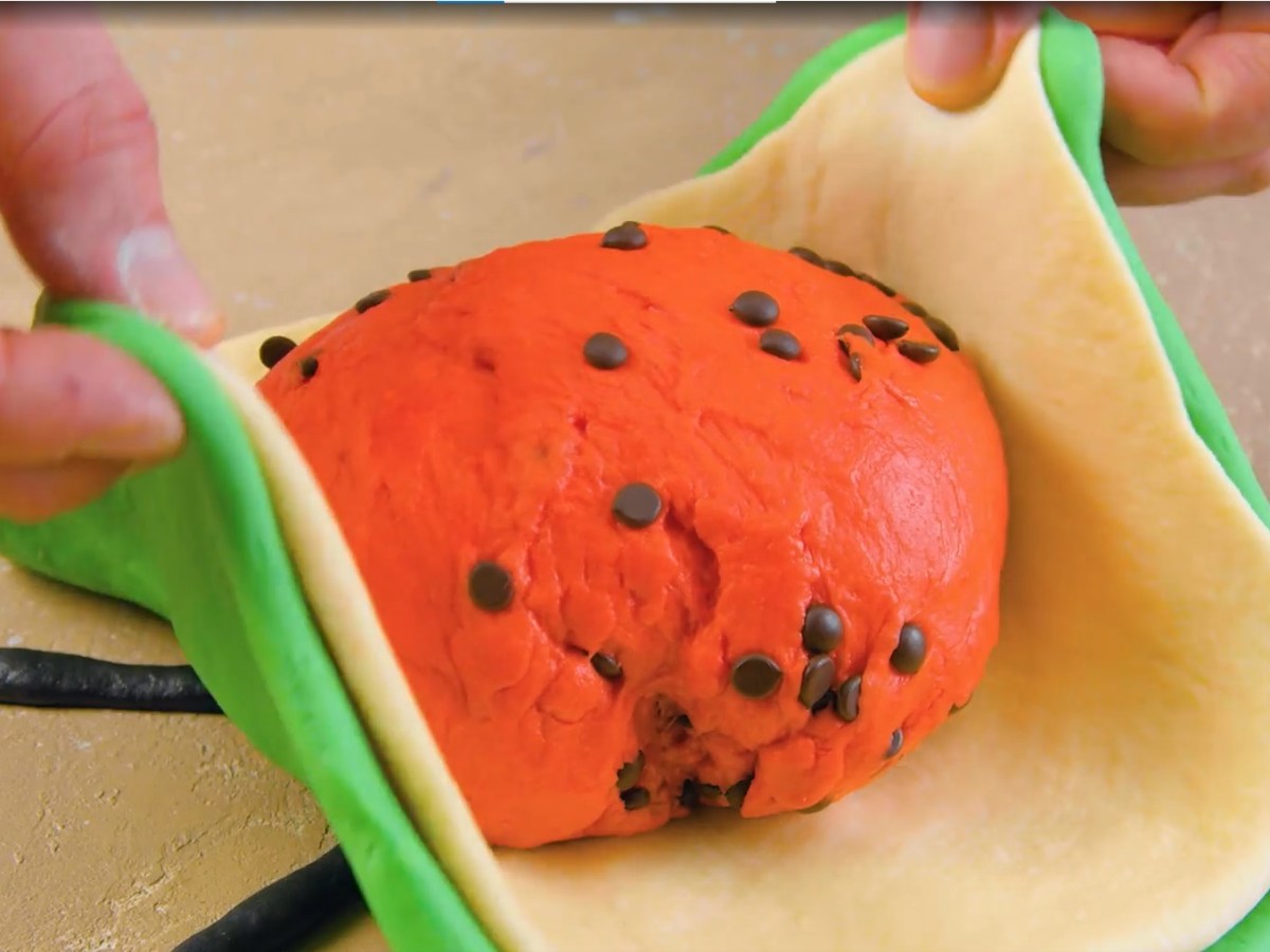 Bunter Wassermelonen-Kuchen mit Schokotropfen: sommerlich lecker