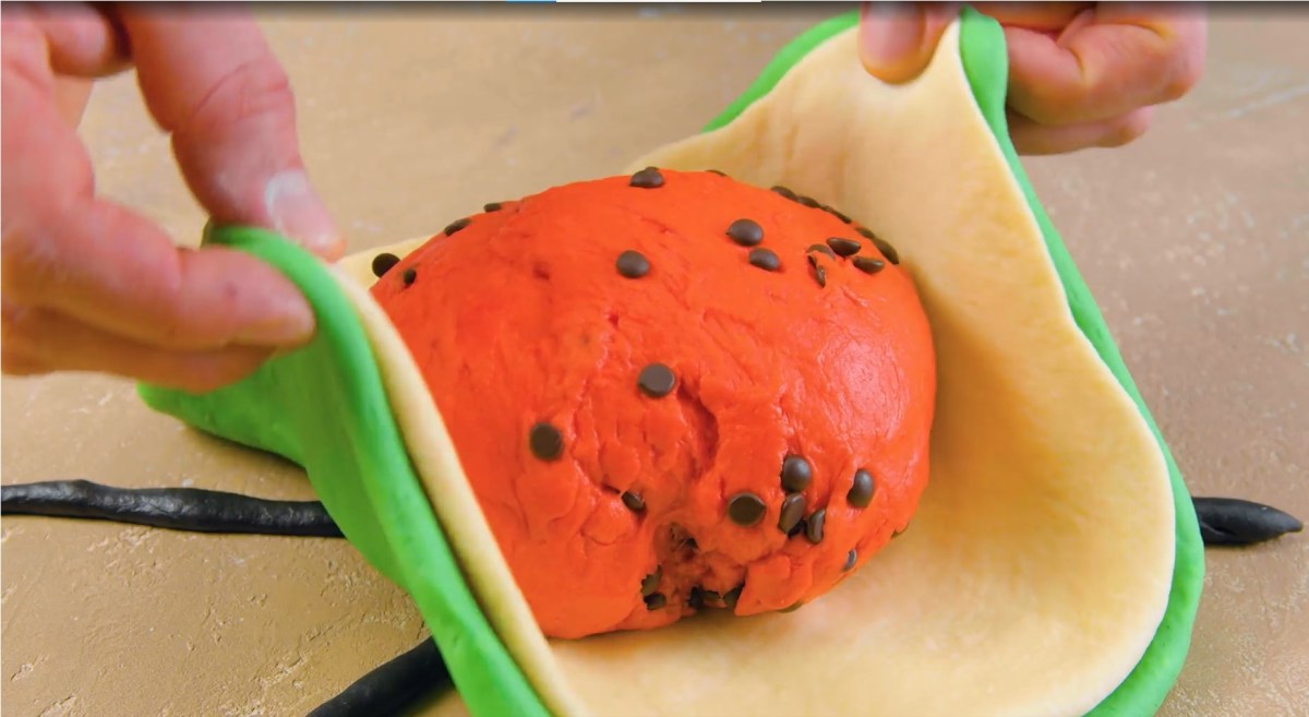 Wassermelonen-Kuchen mit Schokotropfen, der gerade gebacken wird