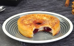 Toast-Rezepte: ein angebissener Marmeladen-Donut auf einem Teller.