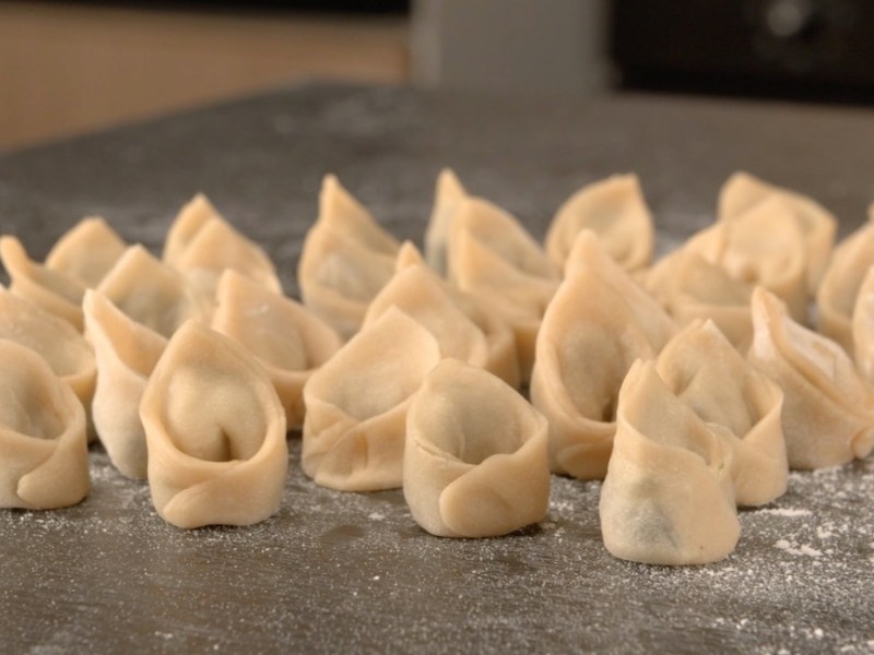 Nudeln selber machen: selbst gemachte, noch rohe Tortellini