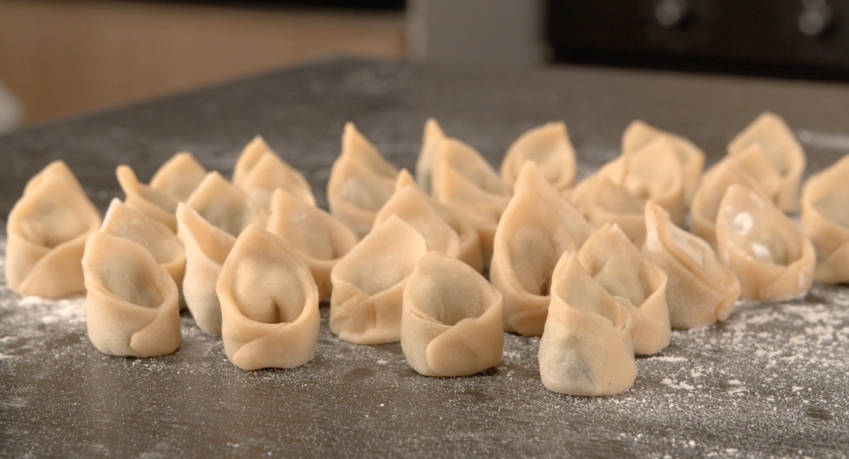 Nudeln selber machen: selbst gemachte, noch rohe Tortellini