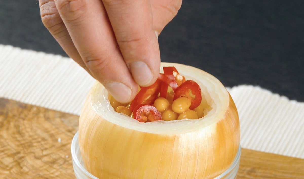 Zwiebel wird mit Baked Beans und klein geschnittener Chili gefÃ¼llt