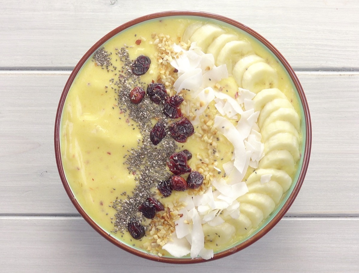 Tropische Smoothie-Bowl mit Bananen, Kokosflocken, Cranberries und Chiasamen