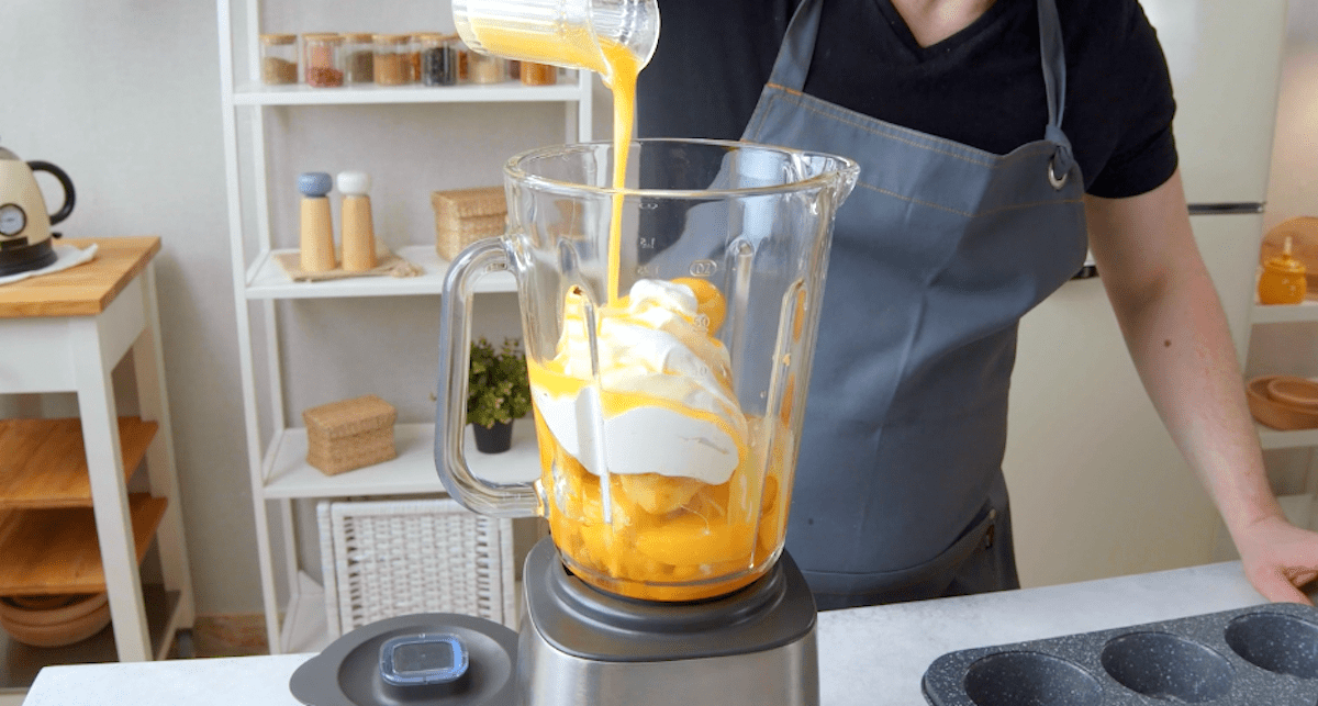 Kartoffeln, Eier, Sahne und Butter werden in einen Mixer gegeben.