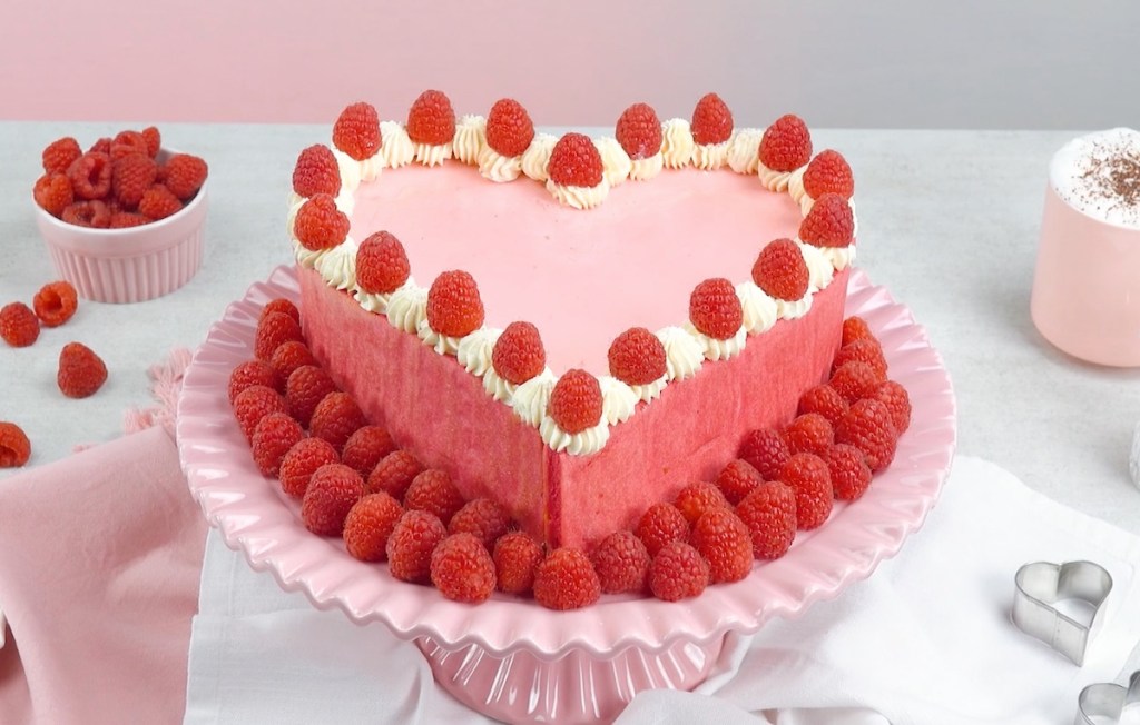 Herzförmige Himbeertorte, gefüllt mit fruchtigem Pudding.