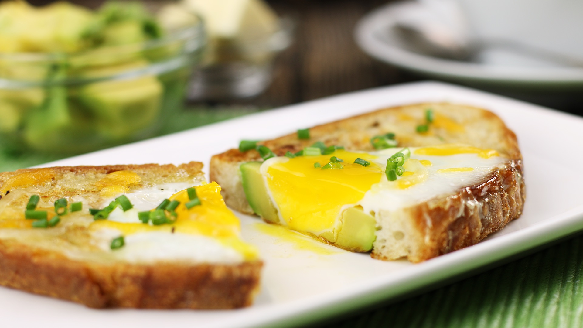 Avocado-Brotzeit mit Ei und klein gehacktem Schnittlauch