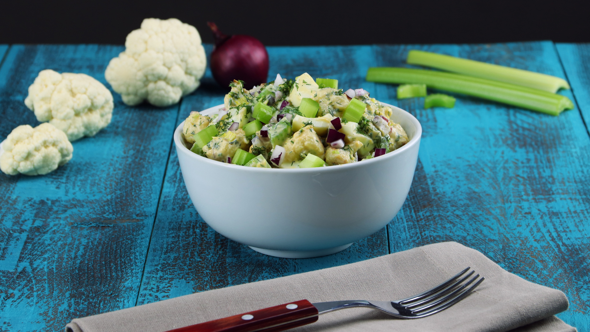 Cremiger Blumenkohl-Salat mit Honig-Senf-Dressing in SchÃ¼ssel