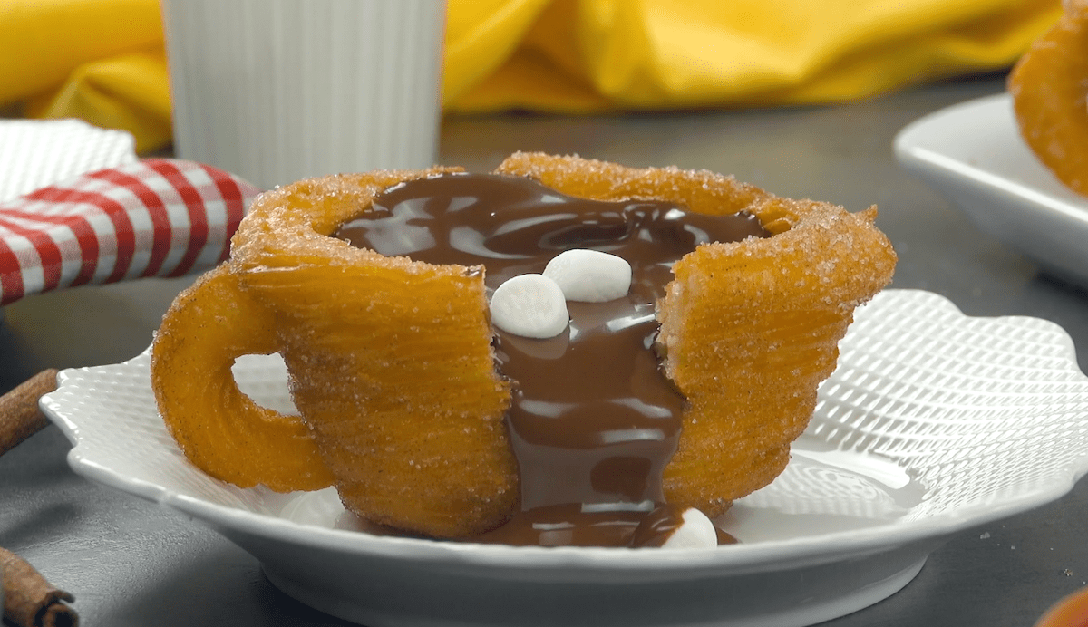 Churros als Tasse mit SchokosoÃŸe und Marshmallows