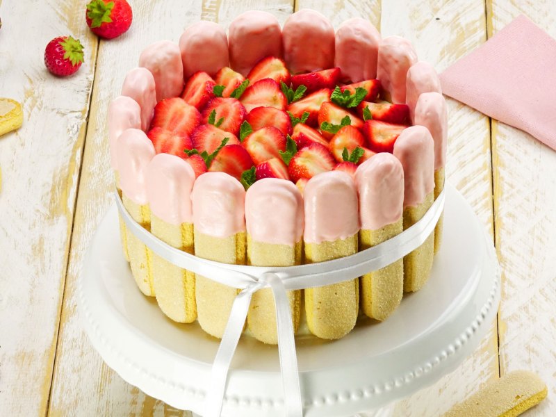 Erdbeer-Tiramisu-Torte auf einem Tisch