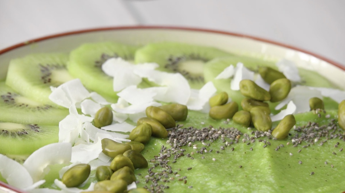 Smoothie-Bowl mit Kiwis, Koksflocken, Pistazien und Chiasamen