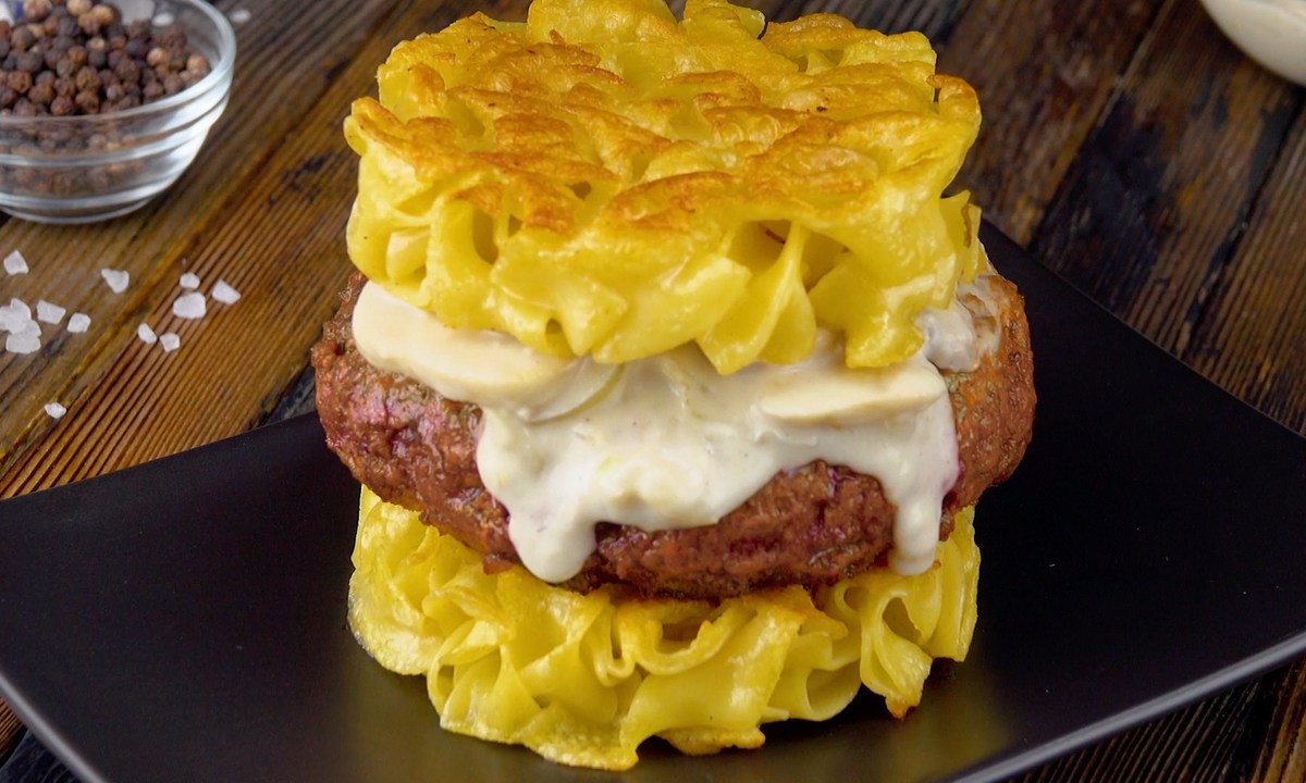 Bœuf Stroganoff Burger auf dunklem Untergrund