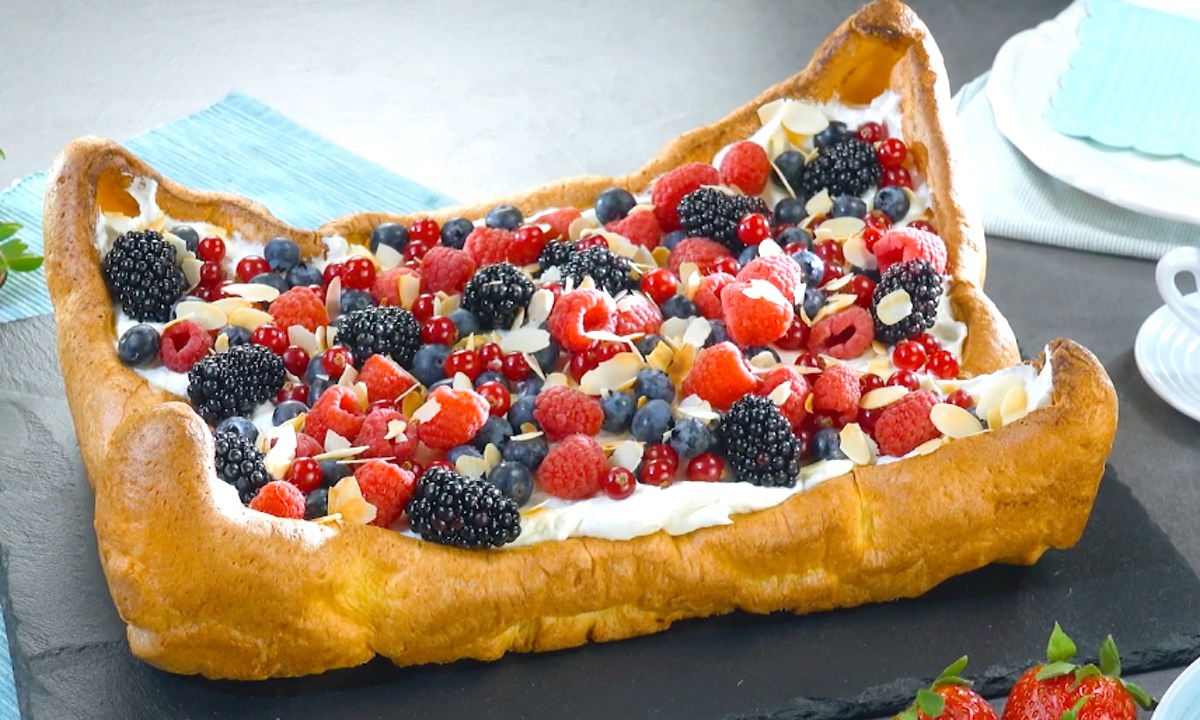 Luftiger Kuchen mit Joghurtmousse auf einem Blech.