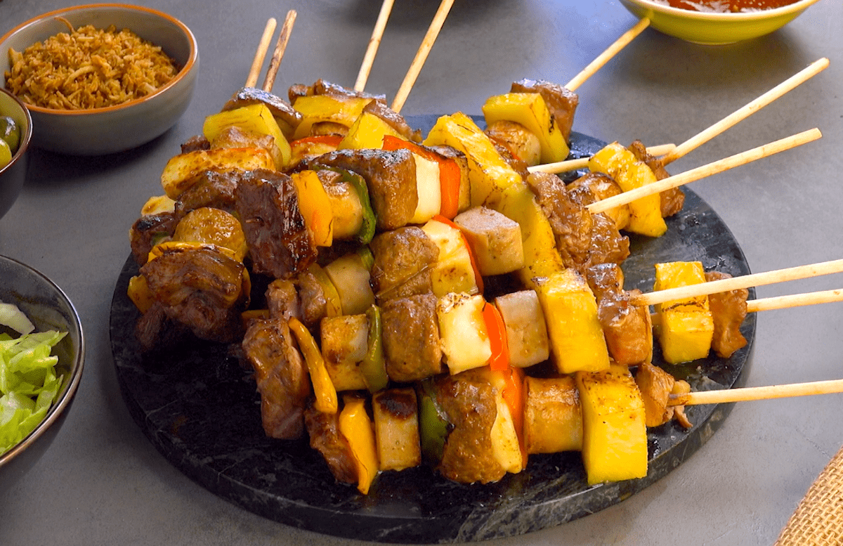 Selbst gemachte GrillspieÃŸe aus Hackfleisch, GemÃ¼se & Ananas