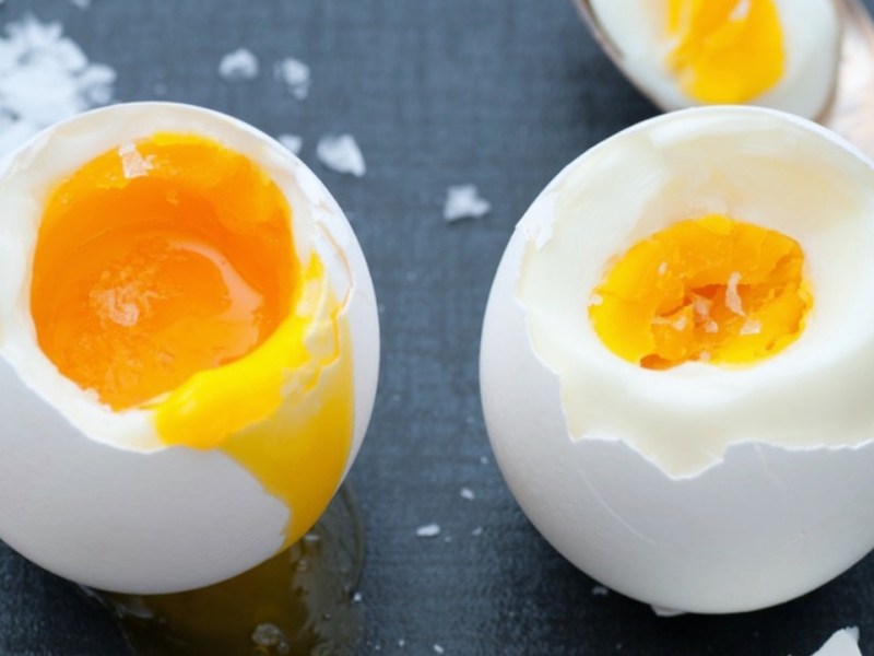Ei Zubereitung: zwei aufgeschlagene, gekochte Eier.