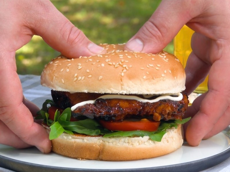 3 Grillmarinaden für Hähnchen: burger mit Hähnchen