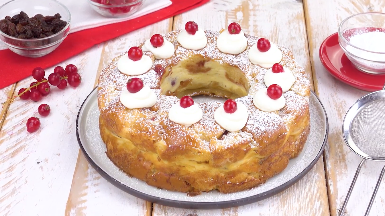 MilchbrÃ¶tchen-Partyrot mit Quark und Rosinen und Sahnetupfen mit Johanisbeeren