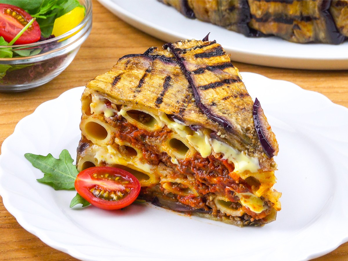 Teller mit Pasta-Kuchen mit Grill-Aubergine