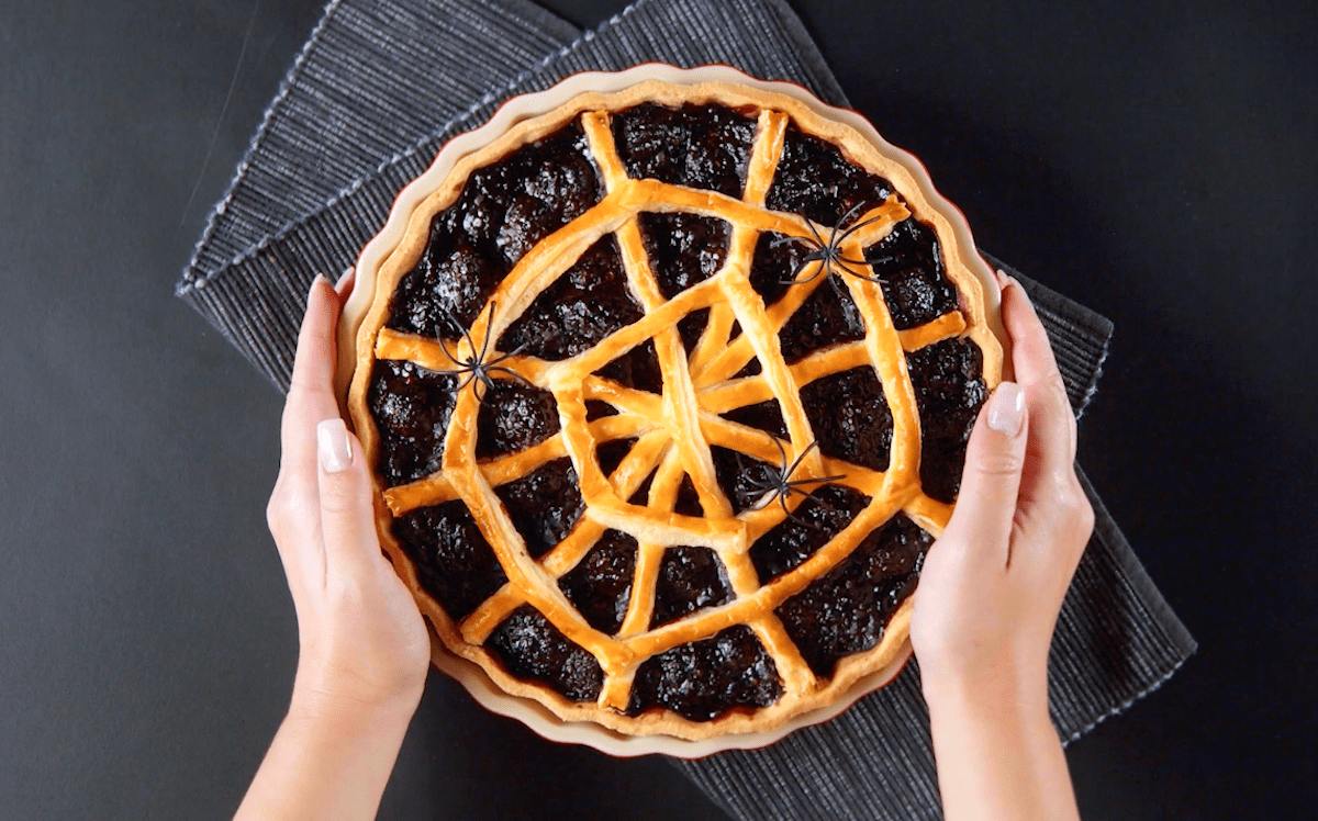 Halloween-Kuchen mit Spinnennetz