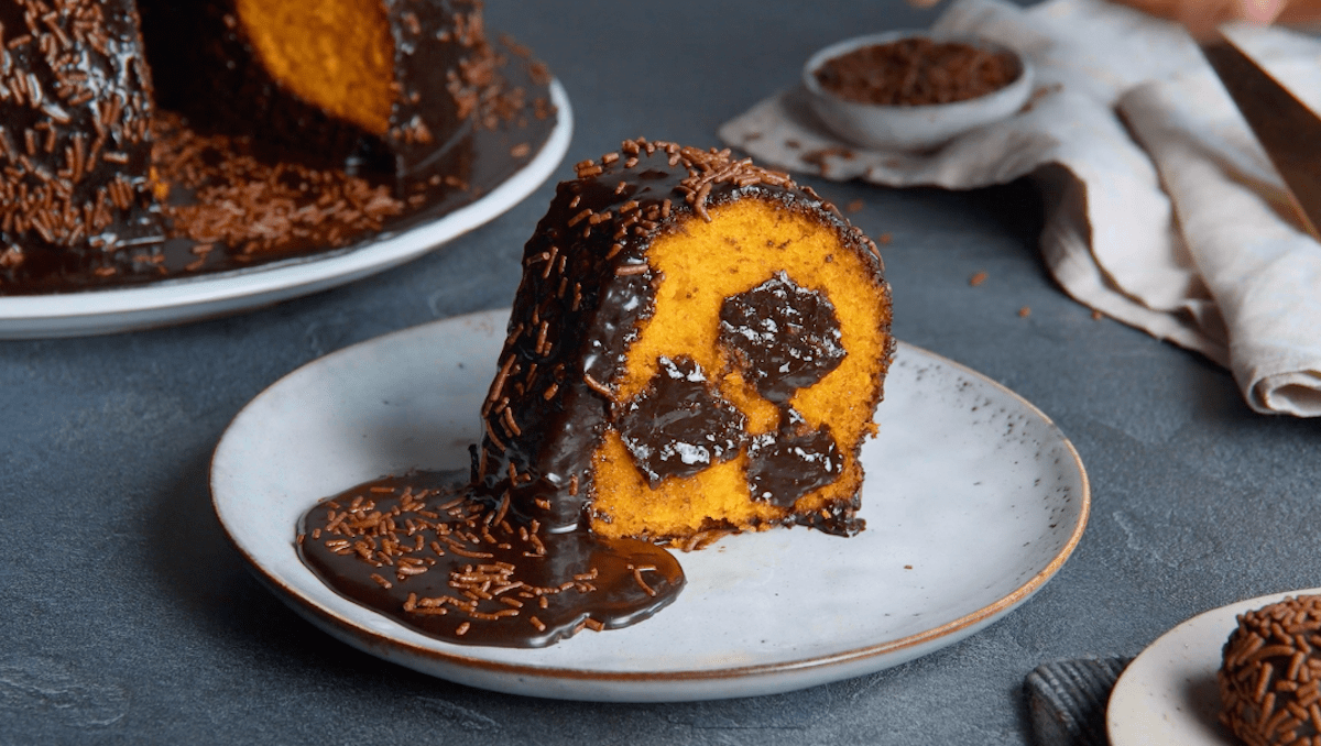 Brasilianischer Karottenkuchen mit Brigadeiros und Schokoglasur