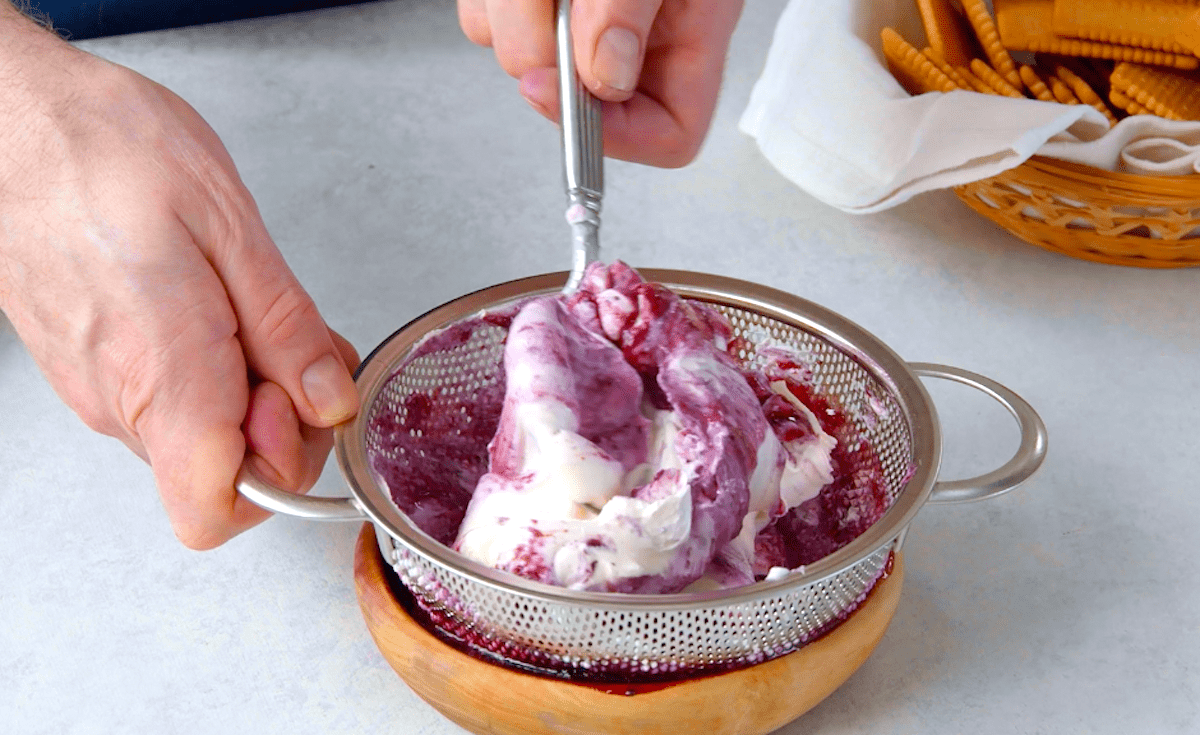 FrischkÃ¤se wird mit zerdrÃ¼ckten Blaubeeren vermischt.