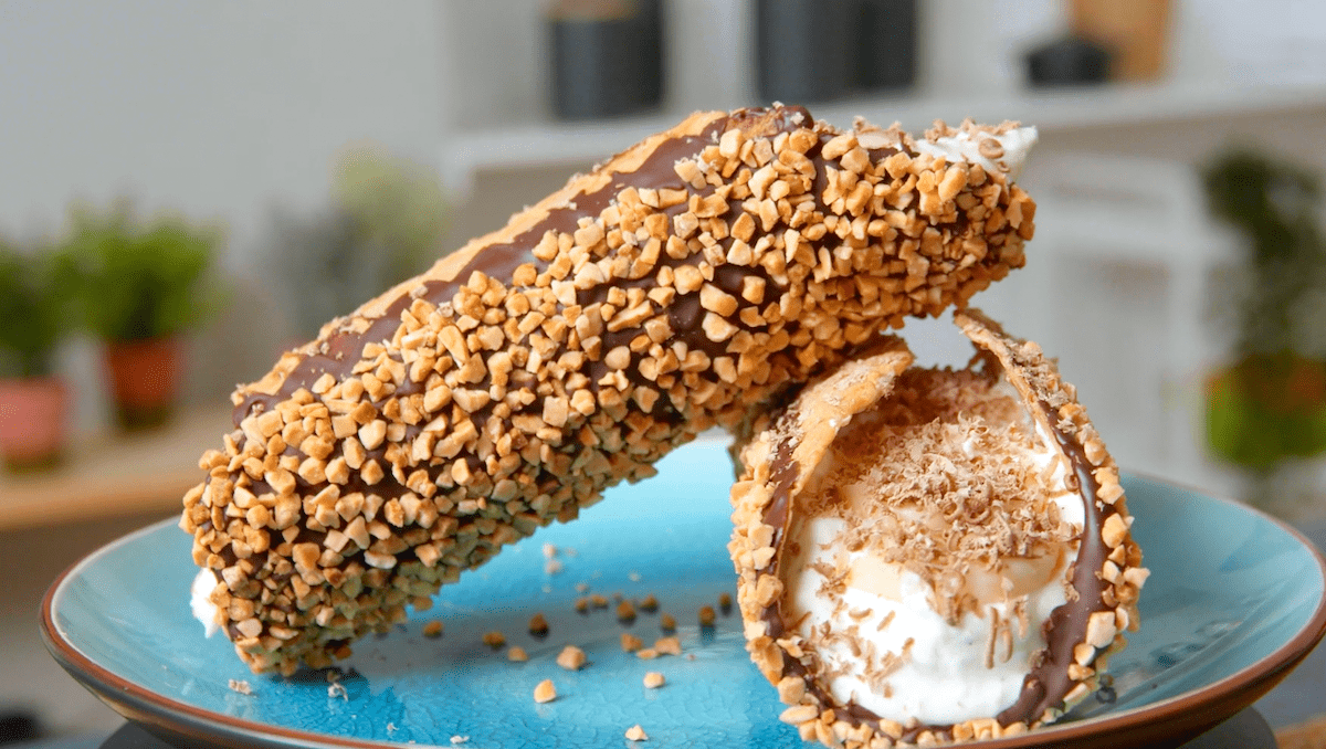 Knusprige Cannoli mit cremigem Bananeneis