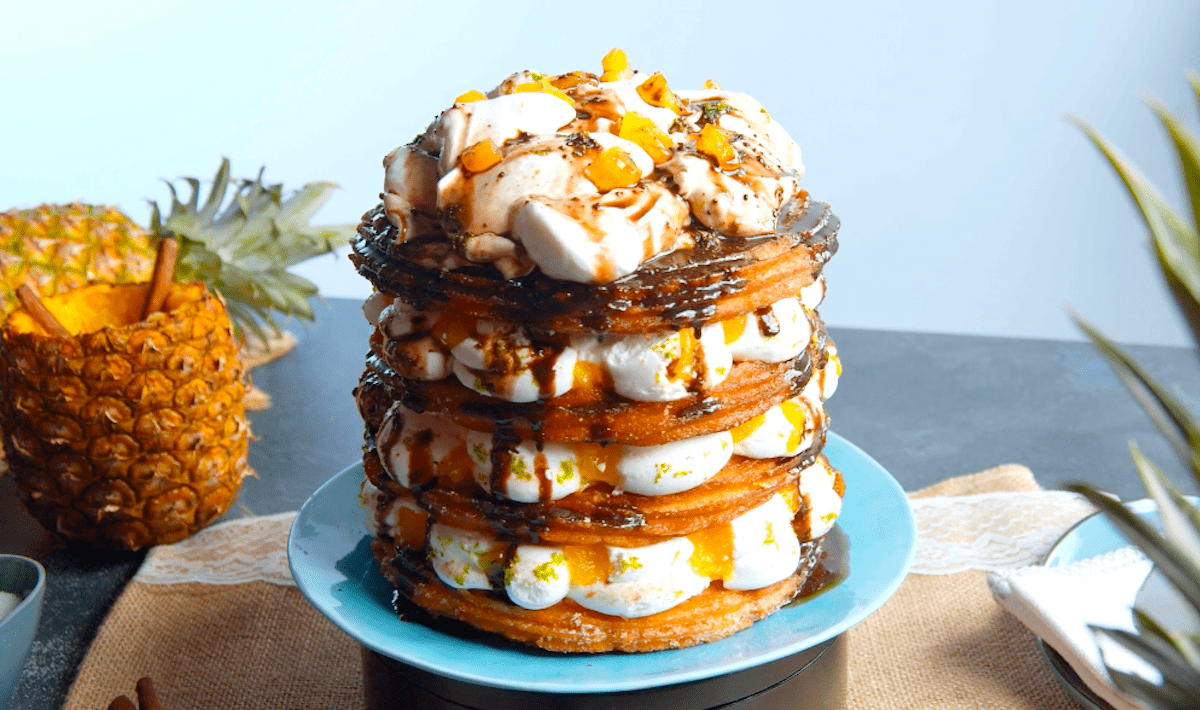 Churros-Torte mit gebackener Ananas und Limettencreme