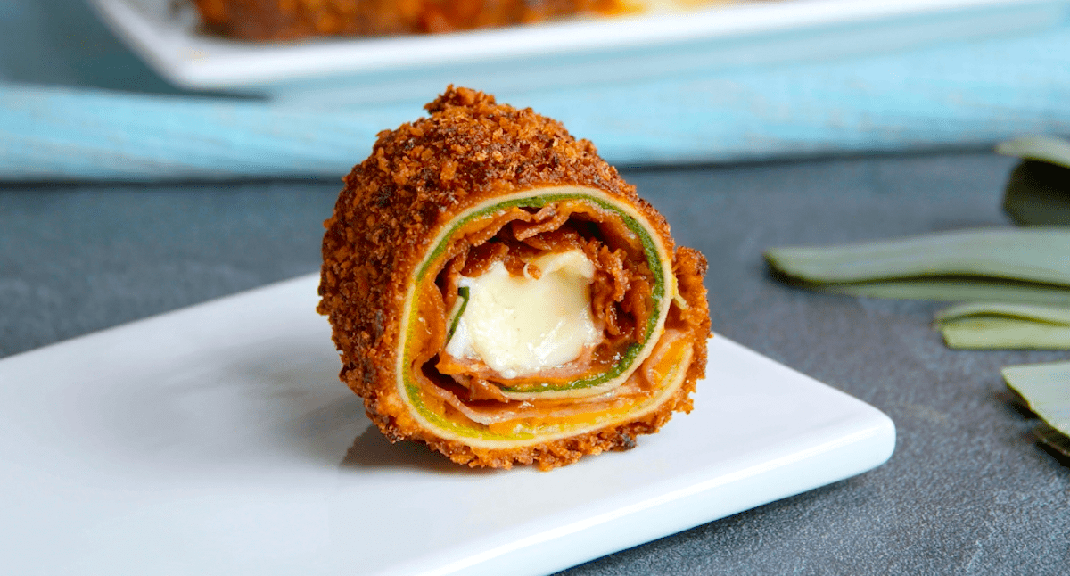 Bacon-KÃ¤se-Rolle, paniert mit RÃ¶stzwiebeln