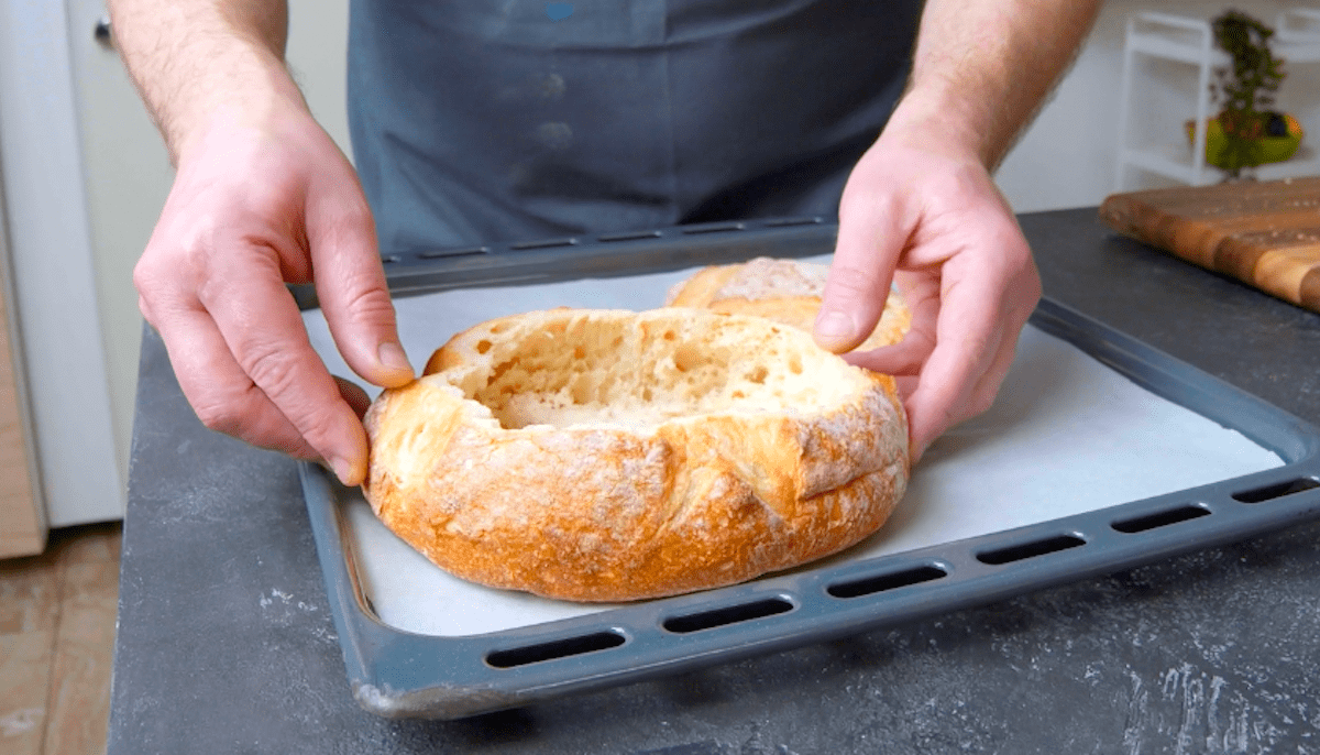 Ein ausgehÃ¶hltes rundes WeiÃŸbrot