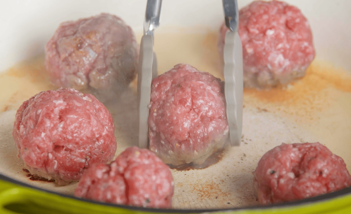 HackbÃ¤llchen werden in einer Pfanne angebraten