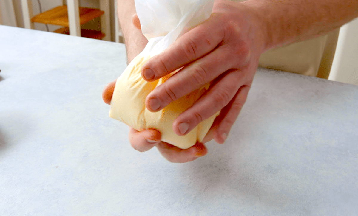 Die mit Rinderragout gefÃ¼llte Zwiebel wird mit KloÃŸteig ummantelt