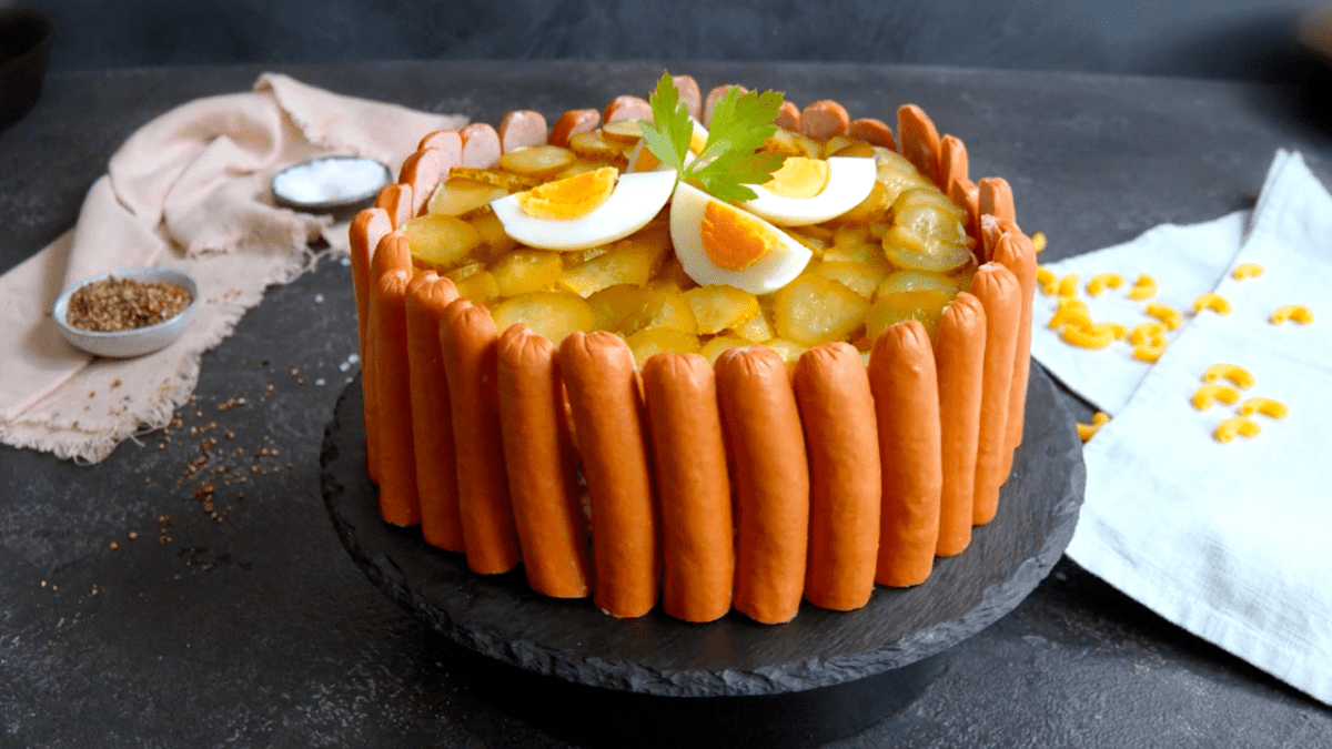 Nudelsalat als herzhafte Torte, angerichtet auf einem Teller.