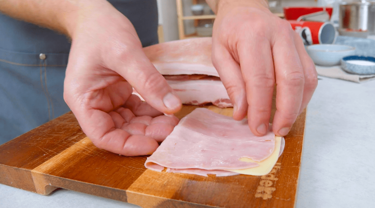 Mozzarella Scheiben werden in Schinken eingeschlagen