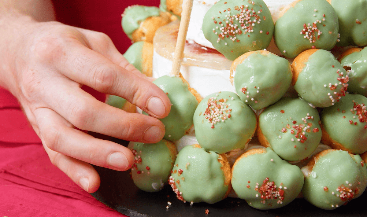 Windbeutel werden pyramidenfÃ¶rmig um einen Kuchen gestapelt