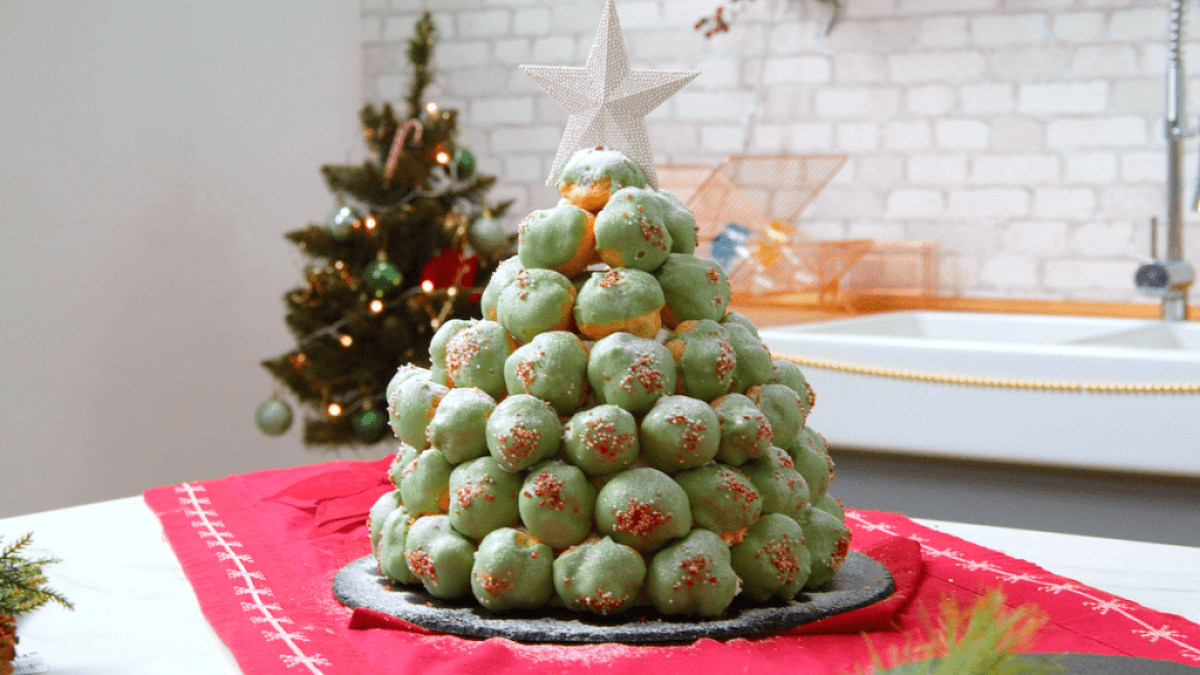 Weihnachtlicher Croquembouche | FranzoÌˆsische Pyramidentorte