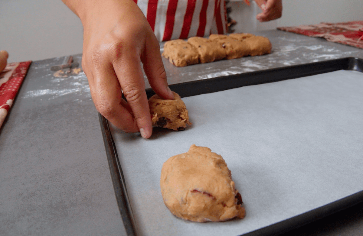 Teig wird portionsweise auf ein Backblech gelegt