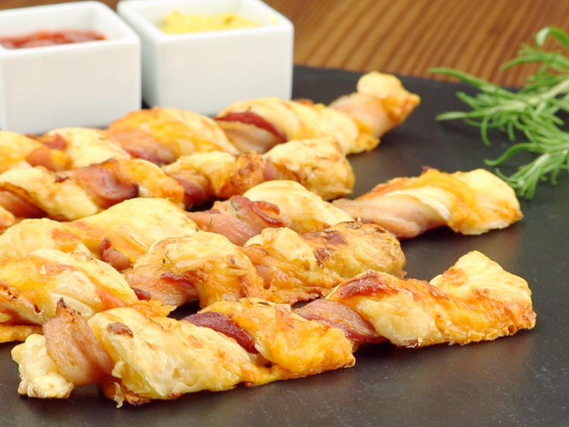 Platte mit Käse-Bacon-Stangen und Dips