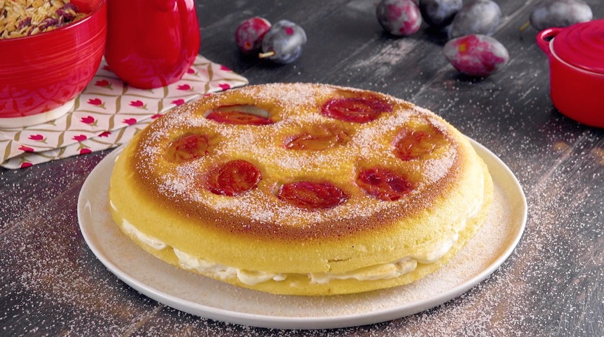 XXL-Pfannkuchen mit Pflaumen, FrischkÃ¤se und Puderzucker