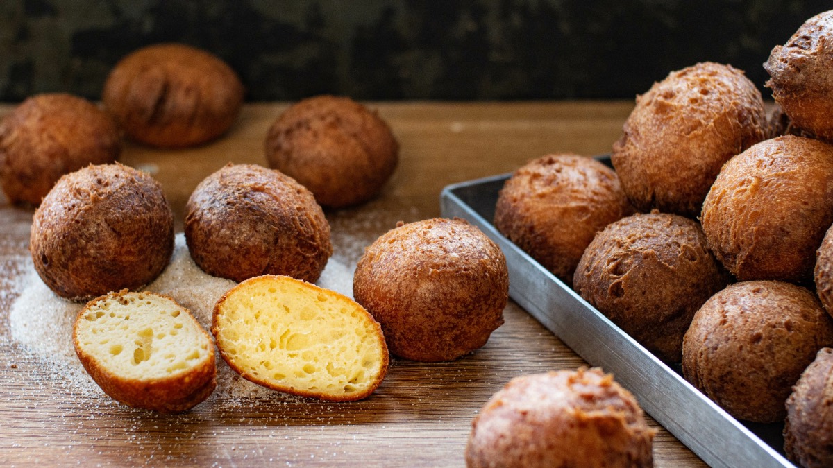 SÃ¼ÃŸe Apfel-Quark-BÃ¤llchen, mit Puderzucker bestÃ¤ubt.