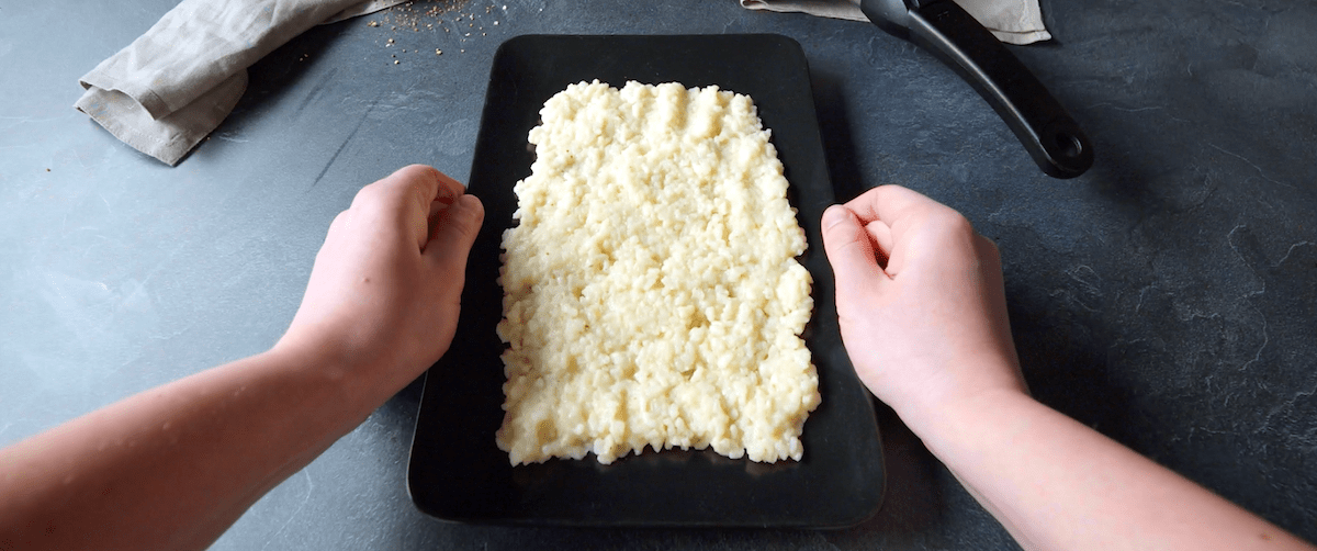 Risotto liegt zum AbkÃ¼hlen auf einem Backblech.