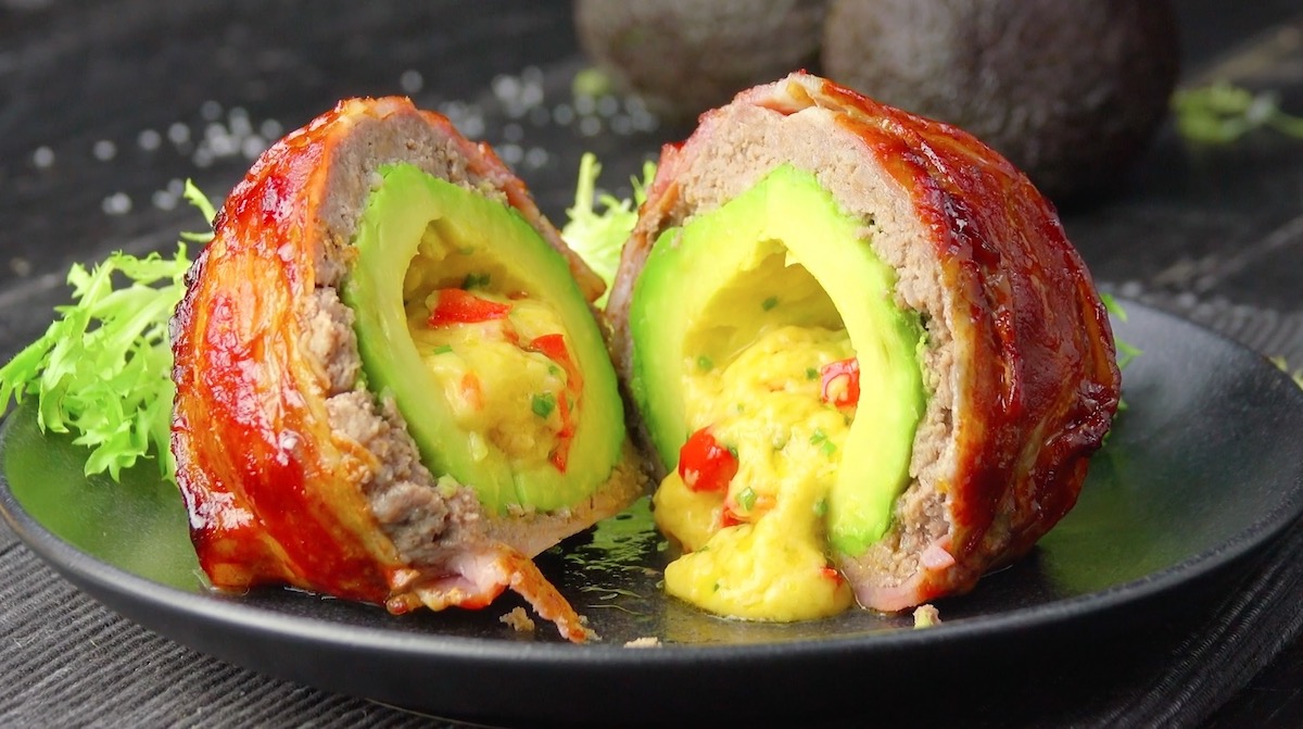 Aufgeschnittene, gebackene Avocado mit Bacon auf Teller als eines von 7 Rezepten mit Avocado.