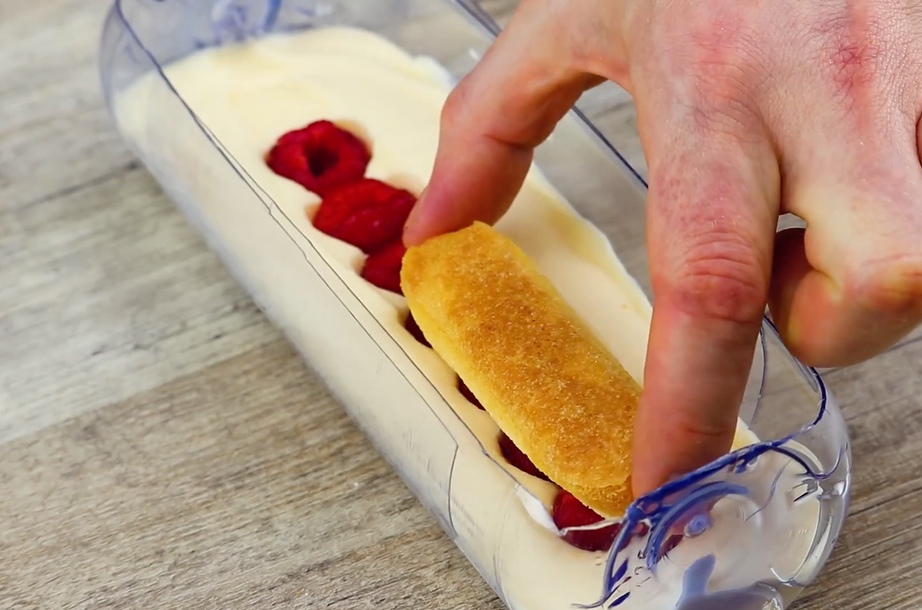 Auf Mascarponecreme und Himbeeren in Flasche wird mit LÃ¶ffelbiskuits belegt