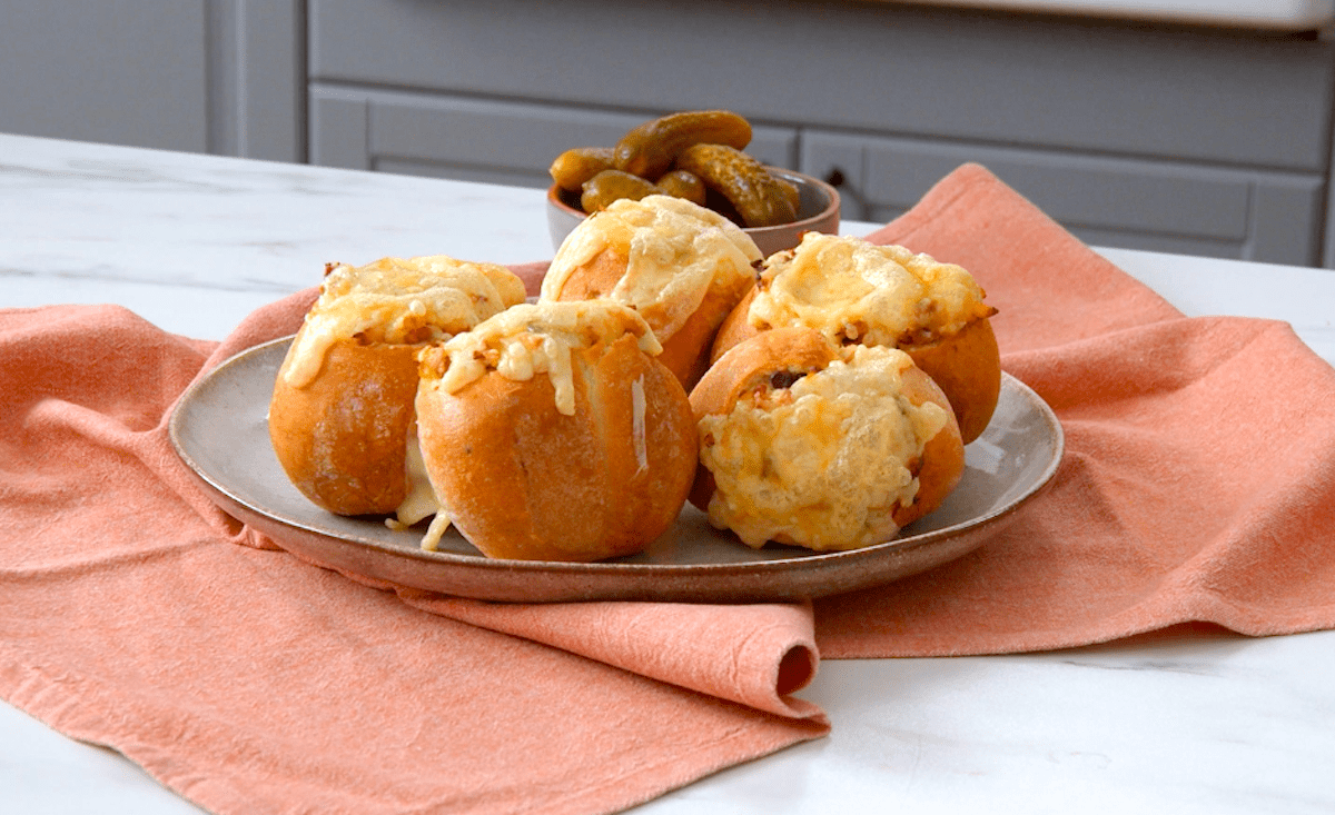 Rustikales BauernfrÃ¼hstÃ¼ck in kleinen BrÃ¶tchen, mit KÃ¤se Ã¼berbacken