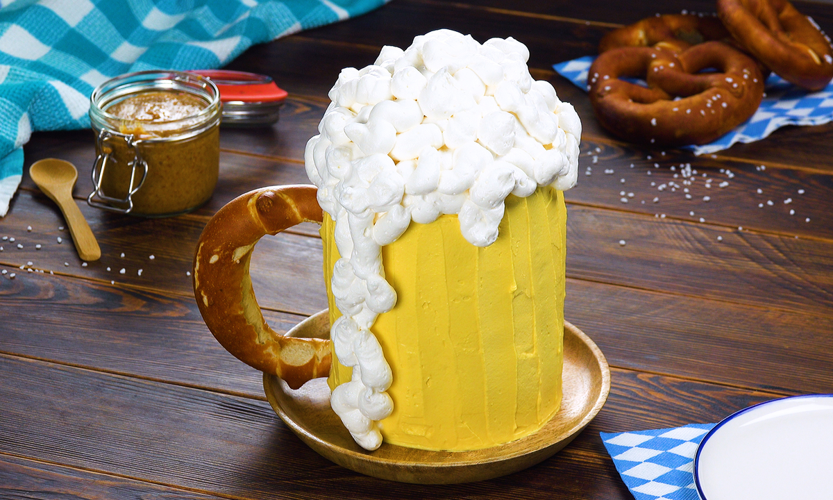 Ein Kuchen, der aussieht wie ein Bierkrug.