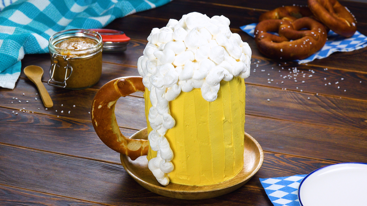 Ein Kuchen, der aussieht wie ein Bierkrug.