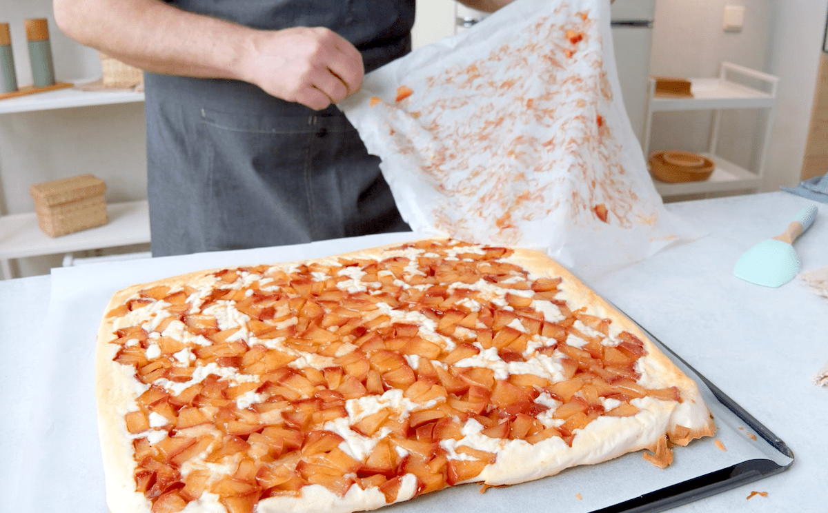 Biskuitteig mit Ã„pfeln, nach dem Backen