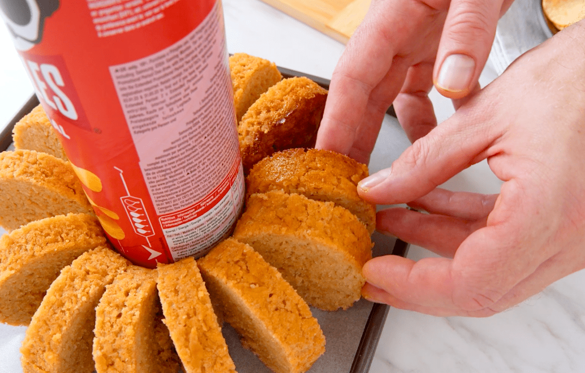 Eingeschnittenes Brot wird um eine Chipsdose herum drapiert