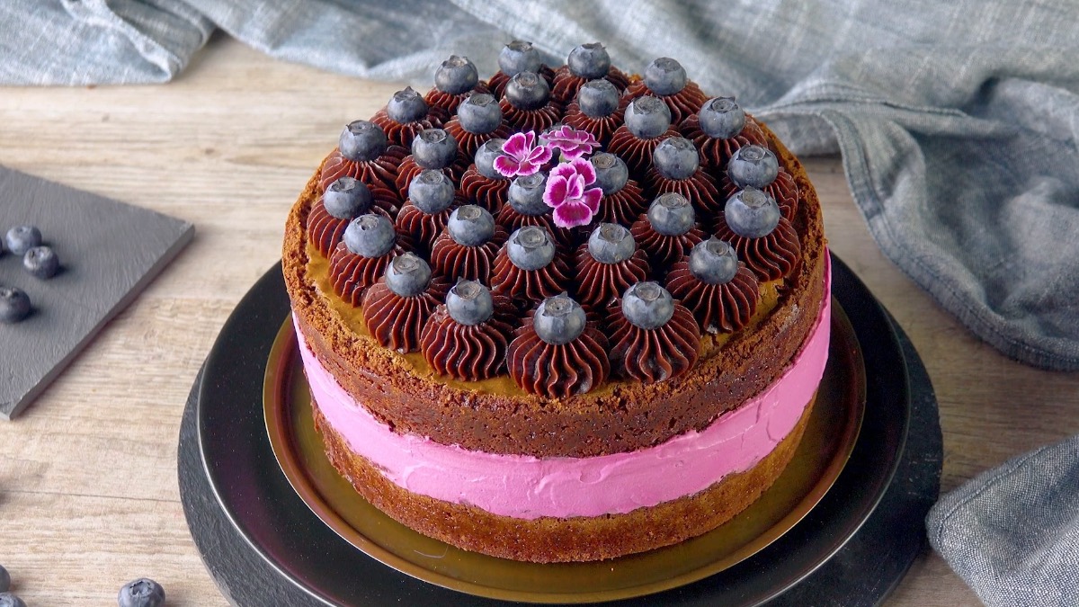 Saftige Brownie-Beeren-Torte mit Schokoladentupfen und frischen Blaubeeren.