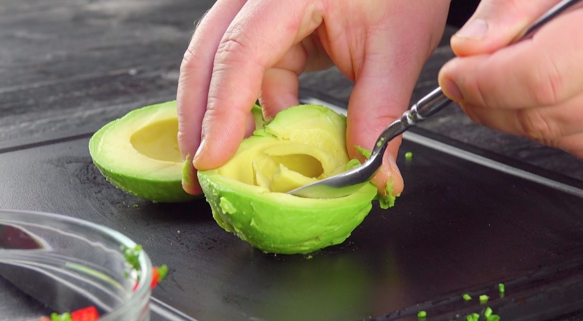 AvocadohÃ¤lften werden mit LÃ¶ffel ausgehÃ¶hlt