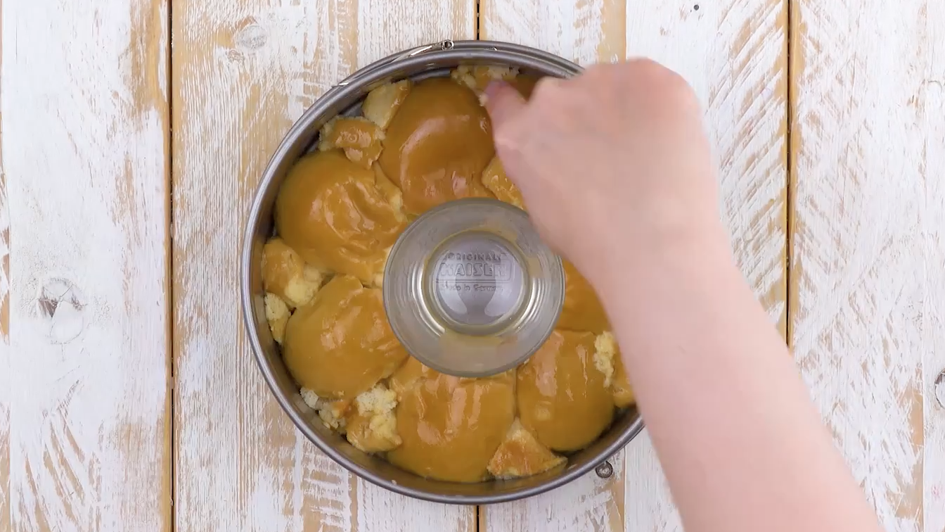 MilchbrÃ¶tchen werden um ein Glas herum in Springform gelegt