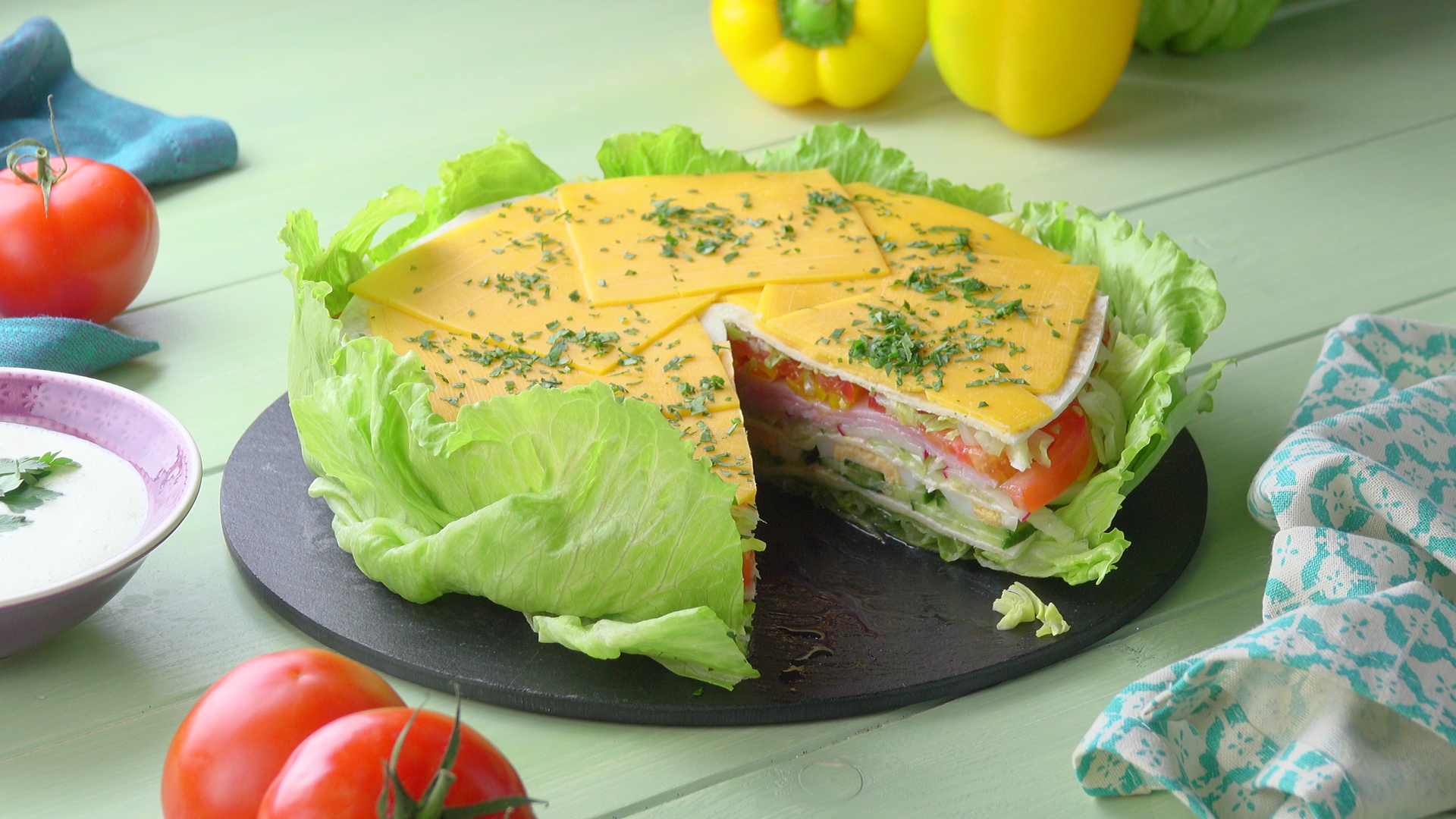 Salat-Torte mit mehreren Schichten, aus der ein StÃ¼ck herausgeschnitten wurde